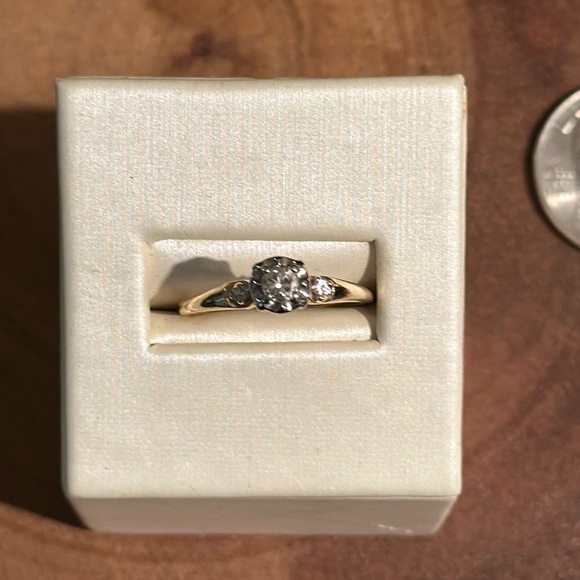 14 karat gold retro diamond engagement ring super pretty size 9